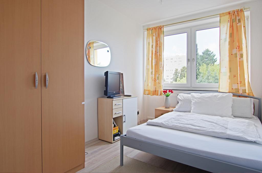 Private Rooms Near Exhibition Center Hannover Eksteriør bilde